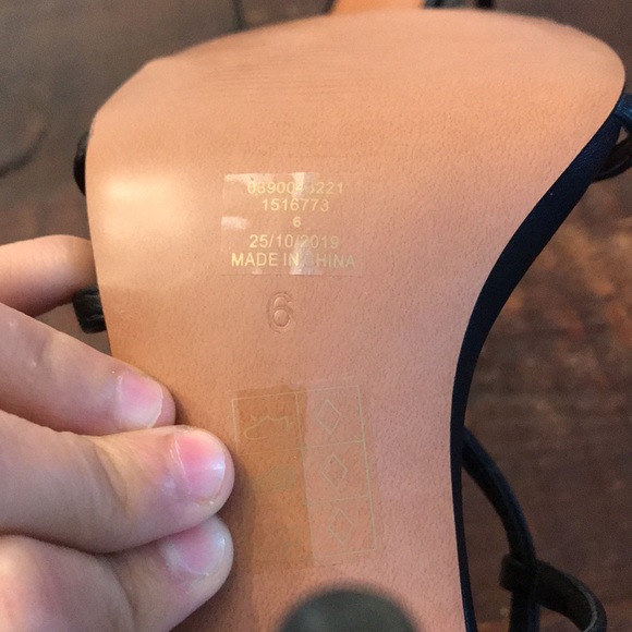 Little black heels - Picture 3 of 4